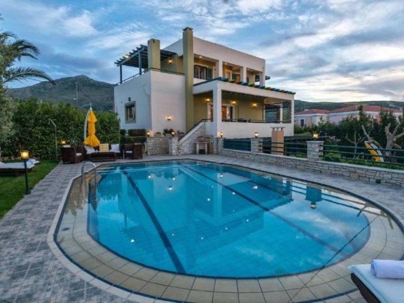 Roussospiti Kreta, Roussospiti: Einzigartige Villa mit separatem Apartment auf großem Grundstück mit Pool zu verkaufen Haus kaufen